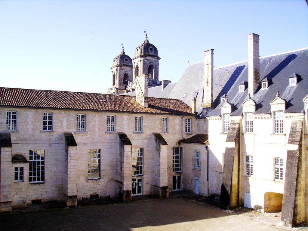 Abbaye Royale Hotel Saint-Jean-d'Angely Exterior photo