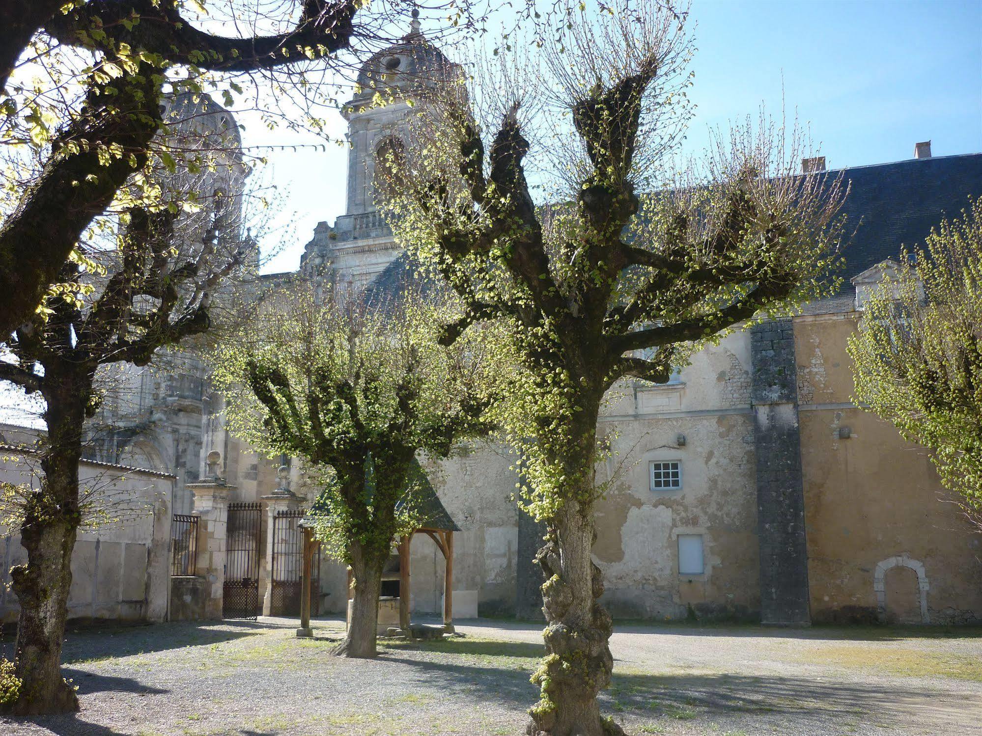 Abbaye Royale Hotel Saint-Jean-d'Angely Exterior photo