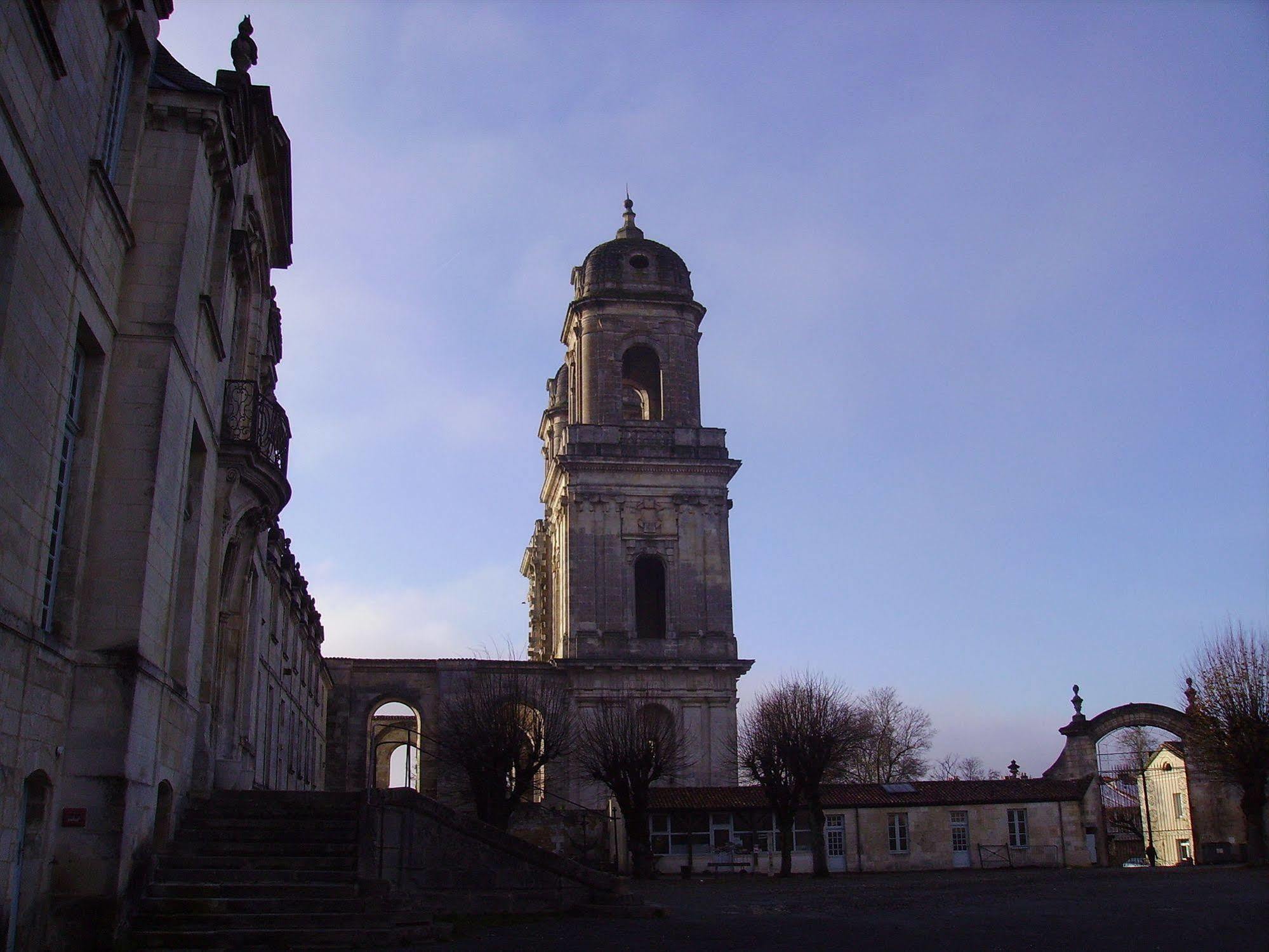 Abbaye Royale Hotel Saint-Jean-d'Angely Exterior photo