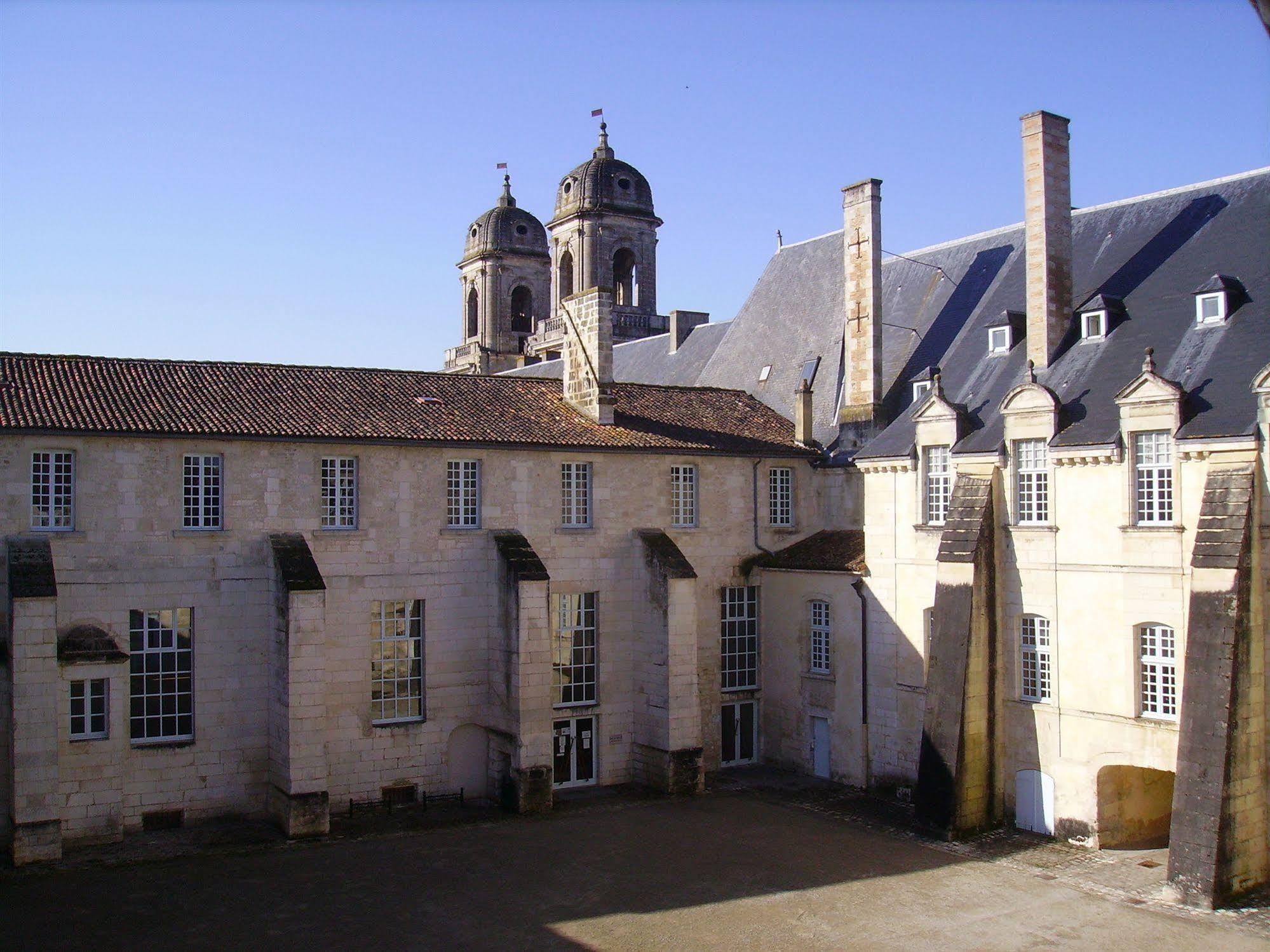 Abbaye Royale Hotel Saint-Jean-d'Angely Exterior photo