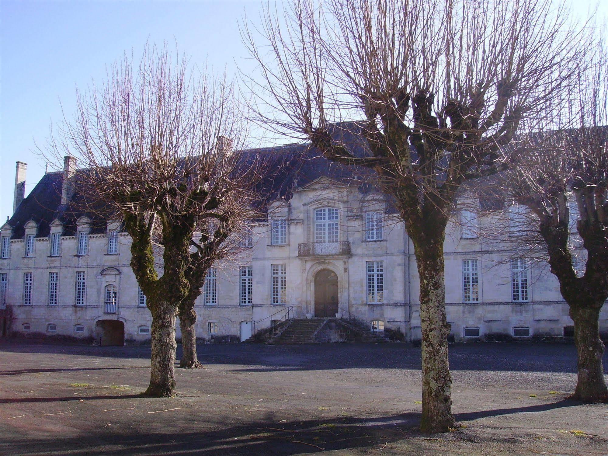 Abbaye Royale Hotel Saint-Jean-d'Angely Exterior photo