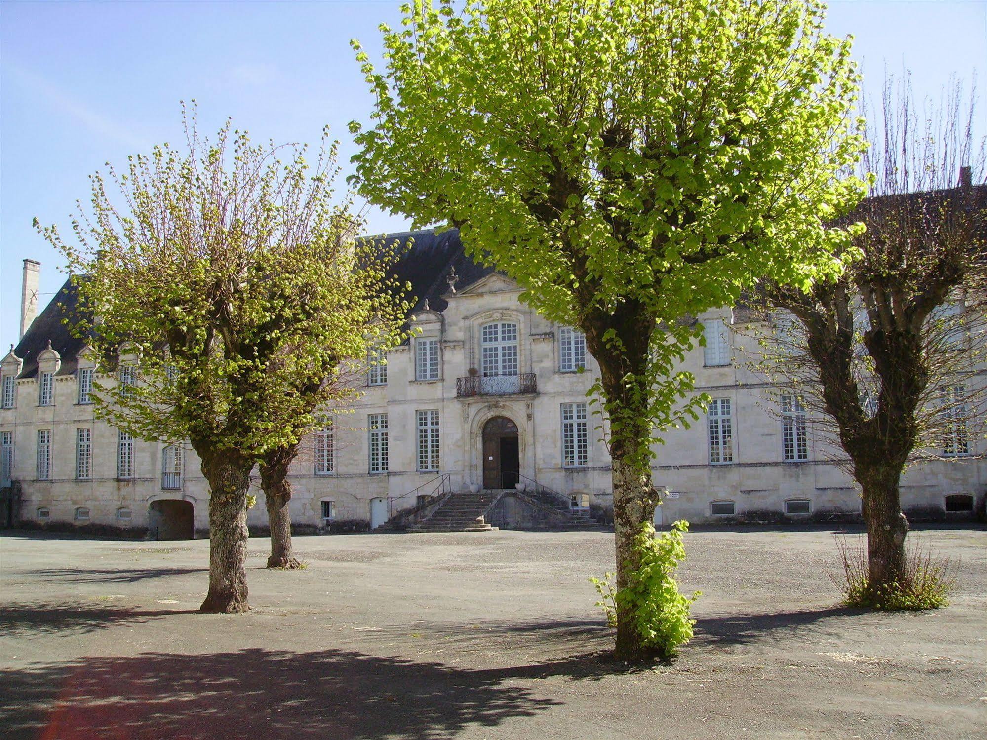 Abbaye Royale Hotel Saint-Jean-d'Angely Exterior photo